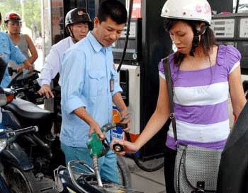 Xăng nhập khẩu giá chưa đến 14.000 đồng mỗi lít 